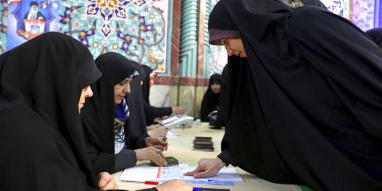 İran'da halk, Parlamento seçimleri için sandık başında; hangi parti ve gruplar yarışıyor?