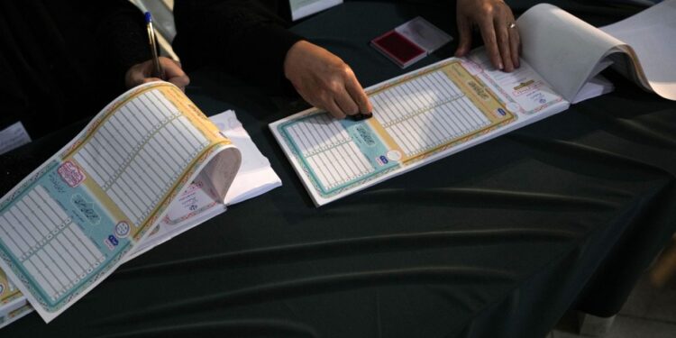 İran'da parlamento seçimleri: Rekor düşük katılımın ardından sertlik yanlısı muhafazakarlar önde