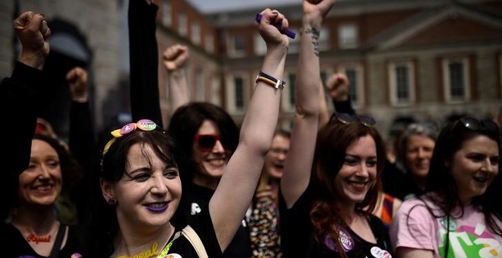 İrlanda, Dünya Kadınlar Günü’nde, anayasadan ‘kadının evdeki görevleri’ maddesinin kaldırılmasını oyluyor
