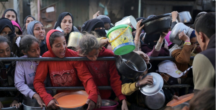 İsrail helikopterinden yardım bekleyen Filistinlilerin üzerine ateş açıldı: Onlarca ölü var