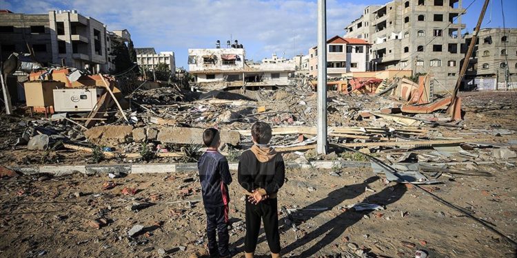 İsrail ordusu Gazze'de insani yardımlara eşlik eden ekiplere saldırdı