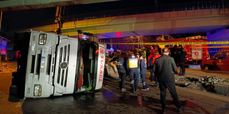 İstanbul’da TIR otomobilin üzerine devrildi: 4 ölü