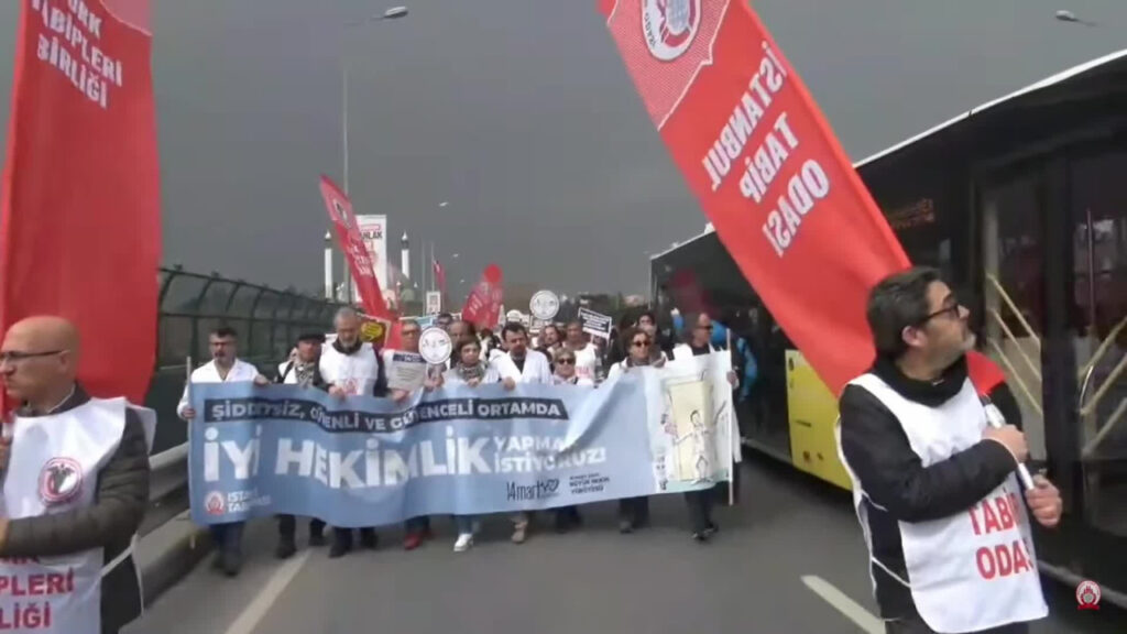 İstanbul'da hekimler, şiddetsiz güvenceli bir yaşam için yürüdü