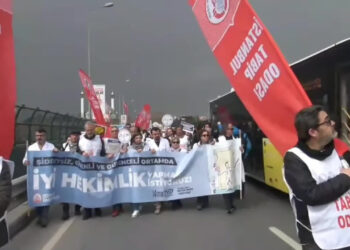 İstanbul'da hekimler, şiddetsiz güvenceli bir yaşam için yürüdü