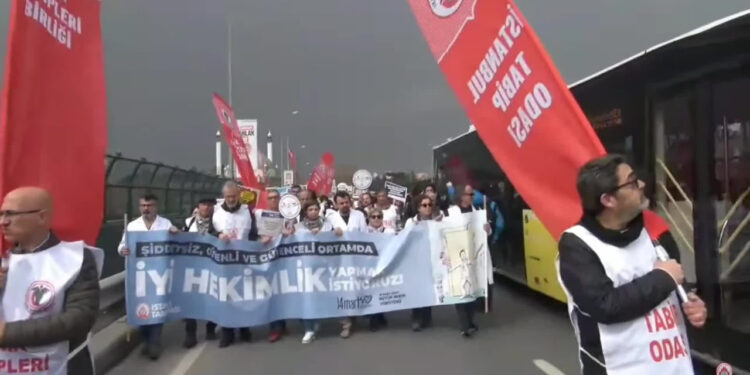 İstanbul'da hekimler, şiddetsiz güvenceli bir yaşam için yürüdü