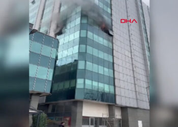 İstanbul’da iş merkezinde yangın paniği