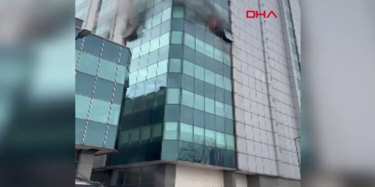 İstanbul’da iş merkezinde yangın paniği