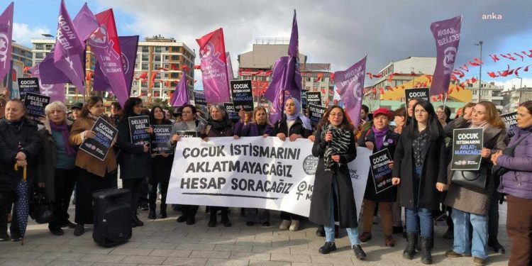 Kadınlar Bağcılar Meydanı'ndan seslendi: 'Çocuk istismarını aklatmayacağız'