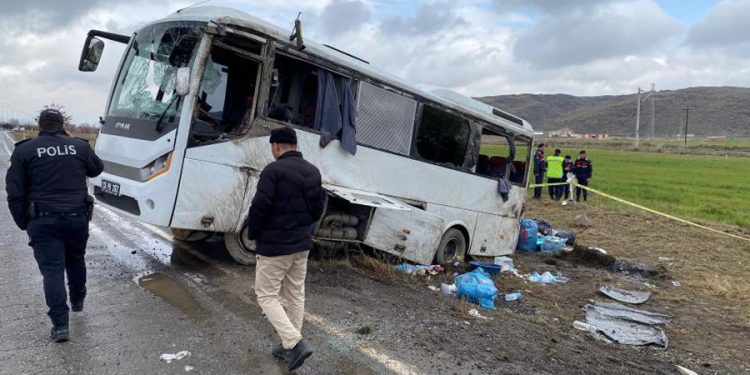 Kayseri’de cezaevi nakil aracı devrildi; 2’si ağır, 11 yaralı