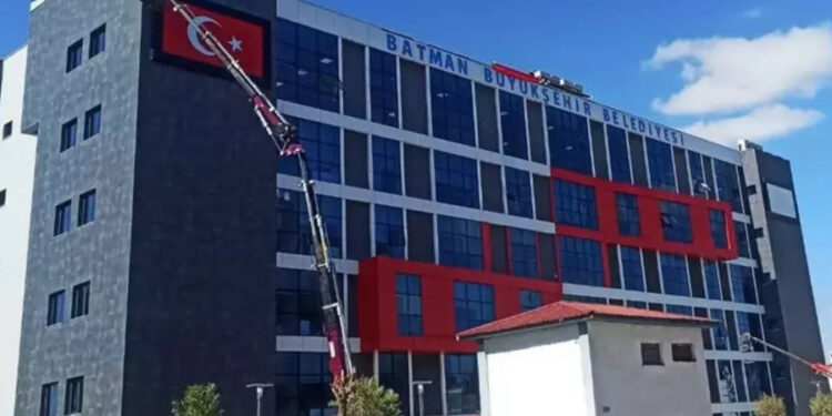 Kayyım, ‘büyükşehir’ olmadan tabelayı astırdı: Erdoğan’ın seçim mitinginde ‘müjde’yi vermesi bekleniyor