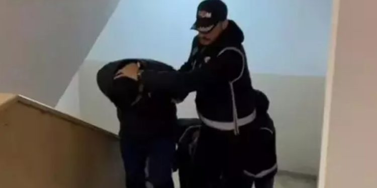 Kırmızı bültenle aranan iki kişi İstanbul’da yakalandı