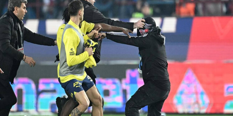 Maçtaki gerginlik sonrası Bakan Yerlikaya ve Cumhurbaşkanı Başdanışmanı'ndan açıklama