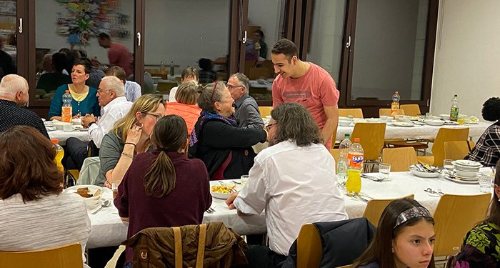 Mülteci aileler boş durmuyor; İsviçre’nin Granichen kasabasında iftar yemeği