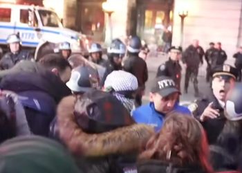 New York'ta Filistin destekçisi göstericilere polisten sert müdahale