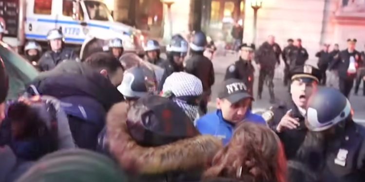 New York'ta Filistin destekçisi göstericilere polisten sert müdahale
