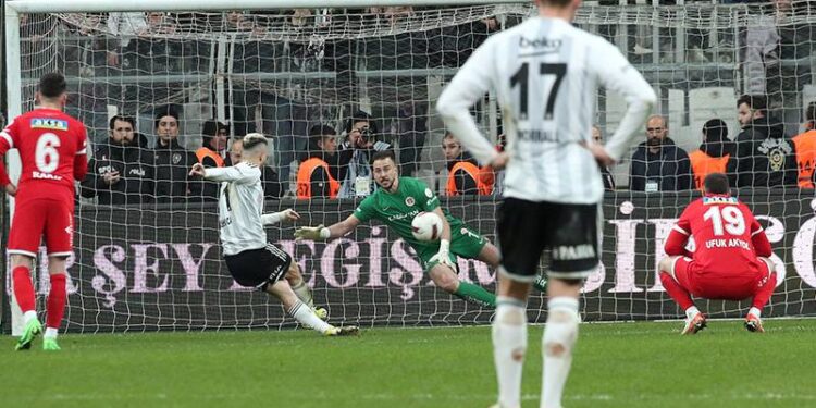 Rashica'dan penaltı vuruşunda büyük hata!