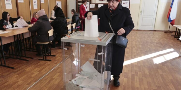 Rusya'da devlet başkanlığı seçimi başladı: Putin altı yıl daha görevde olacak mı?