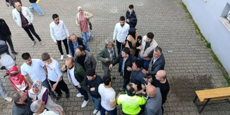 Sakarya'da seçim merkezinde çıkan kavgada 3 kişi gözaltına alındı