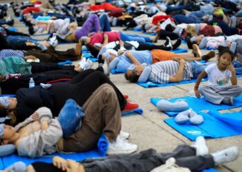 Dünya Uyku Günü Meksika’nın başkentinde sokakta uyuyarak kutlandı