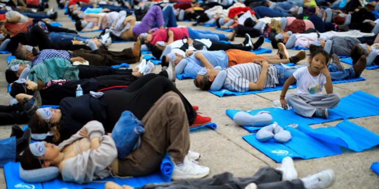 Dünya Uyku Günü Meksika’nın başkentinde sokakta uyuyarak kutlandı