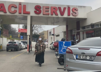 Şehir dışından kızıyla görüşmek için geldi, tartışınca bıçakladı