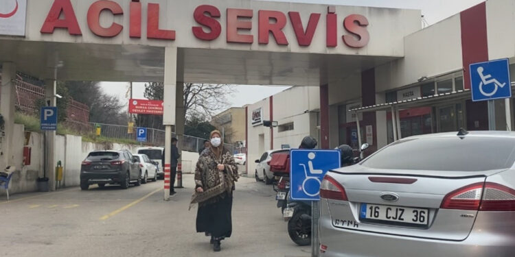 Şehir dışından kızıyla görüşmek için geldi, tartışınca bıçakladı