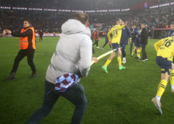 Taraftarlar sahaya inip saldırmıştı: Trabzonspor'dan, Fenerbahçeli futbolculara suç duyurusu
