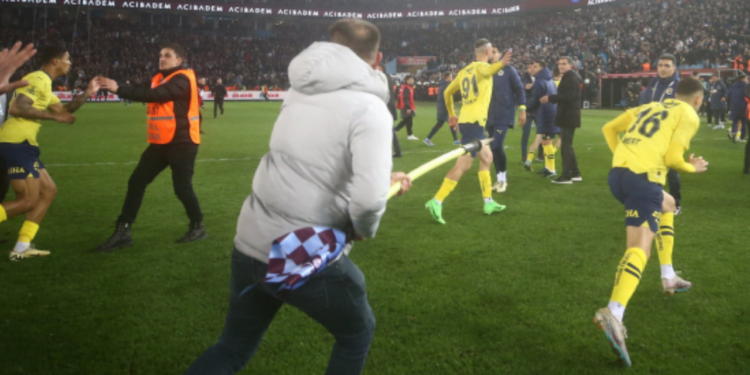 Taraftarlar sahaya inip saldırmıştı: Trabzonspor'dan, Fenerbahçeli futbolculara suç duyurusu