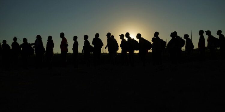 Teksas'ta kolluk kuvvetlerine ABD'ye yasadışı yollardan giren göçmenleri tutuklama yetkisi verildi