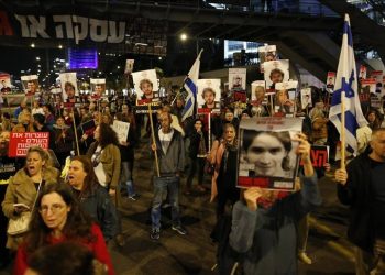 Tel Aviv’de binlerce İsrailli protestocu Netanyahu’ya istifa ve erken seçim çağrısı yaptı