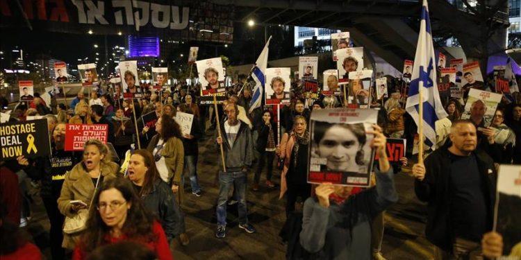 Tel Aviv’de binlerce İsrailli protestocu Netanyahu’ya istifa ve erken seçim çağrısı yaptı