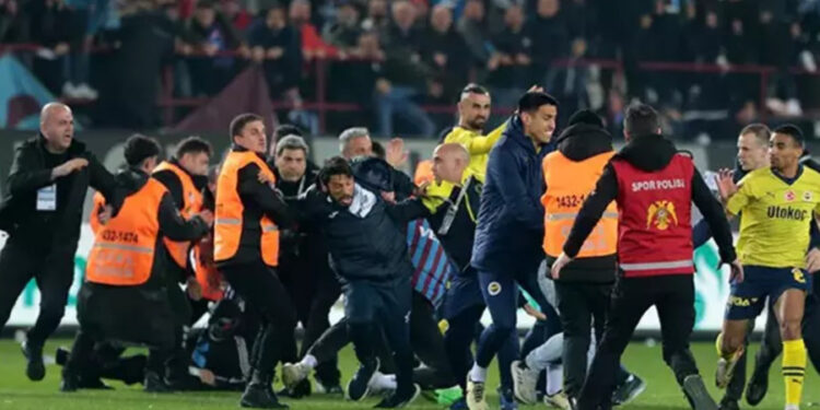 Trabzonspor-Fenerbahçe maçında olay çıkaran 12 kişi yakalandı