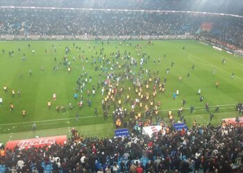 Trabzonspor-Fenerbahçe maçının sonunda taraftarlar sahaya girdi