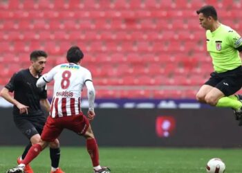 Türkiye'de hakemler neden sevilmiyor, hakem tartışmaları niçin bitmiyor?