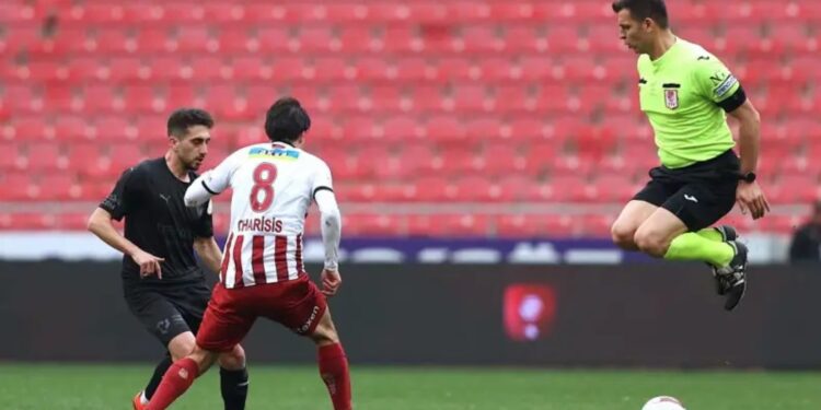 Türkiye'de hakemler neden sevilmiyor, hakem tartışmaları niçin bitmiyor?