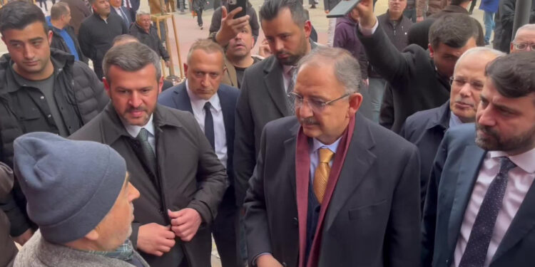 Vatandaş, Bakan Özhaseki'ye dert yandı: "En düşük emekli maaşının 25 bin lira olması lazım"