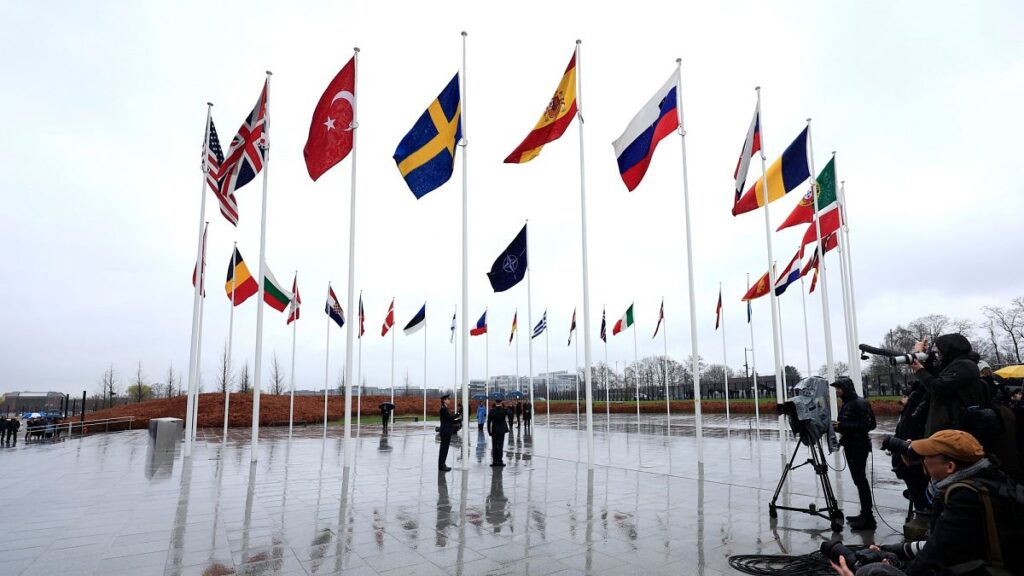 Video. İsveç'in bayrağı NATO karargahında göndere çekildi