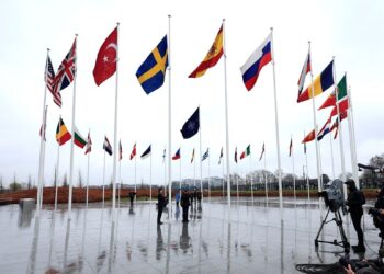 Video. İsveç'in bayrağı NATO karargahında göndere çekildi