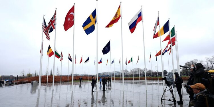 Video. İsveç'in bayrağı NATO karargahında göndere çekildi
