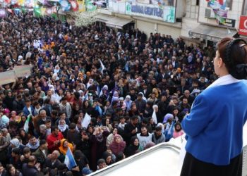 Wêranşar’da onbinlere seslenen Zana: Kürtler Medine dilencisi değil