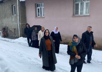 Yarım metreyi bulan karda seçim çalışması