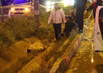 Yolun karşısına geçmek isteyen 2 kişiye otomobil çarptı: 1 ölü