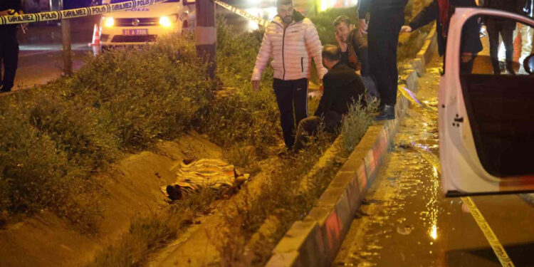 Yolun karşısına geçmek isteyen 2 kişiye otomobil çarptı: 1 ölü