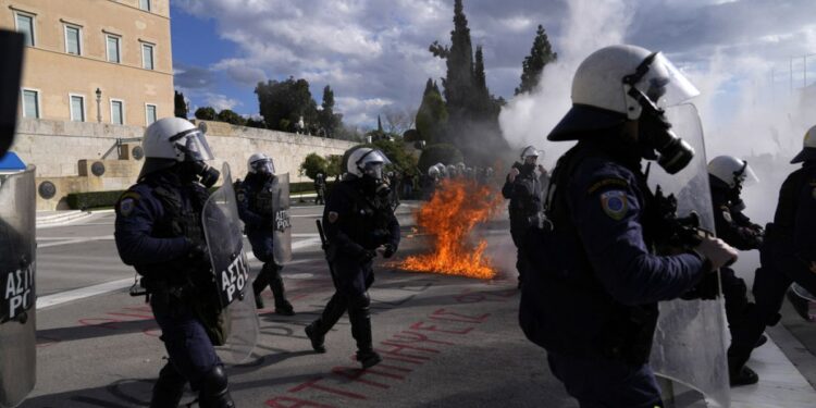 Yunanistan parlamentosu protestolara rağmen özel üniversitelere izin veren tasarıyı kabul etti