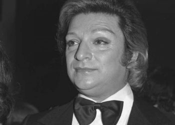 Zeki Müren'in heykeli Kültürpark'ta