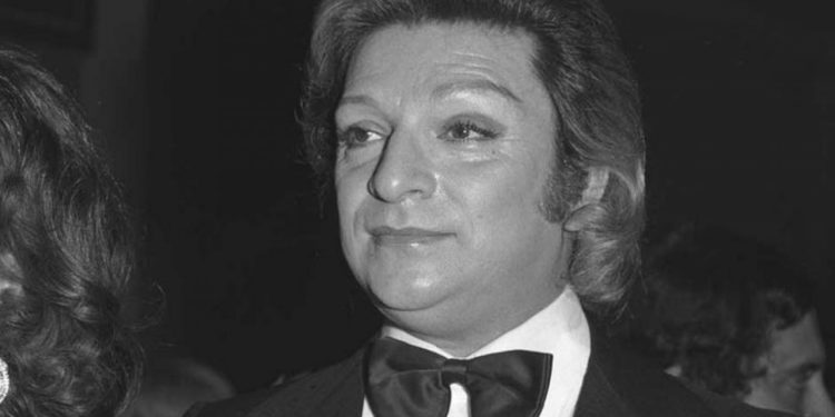 Zeki Müren'in heykeli Kültürpark'ta