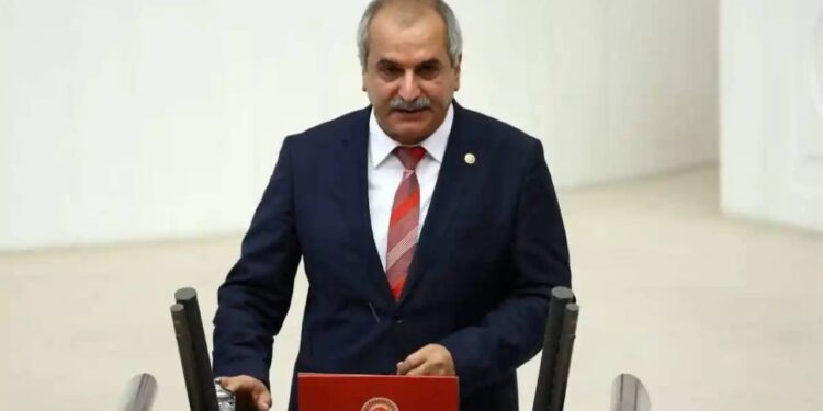 Yeniçağ gazetesinin sahibi ve İYİ Partili eski vekil Ahmet Çelik, kardeşi tarafından bıçaklandı