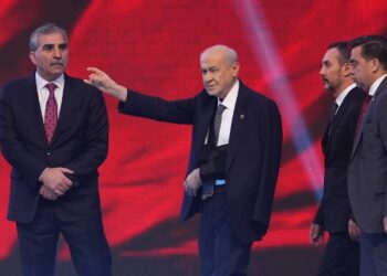 Devlet Bahçeli’nin kolu burkuldu, kurultaya sargılı katıldı