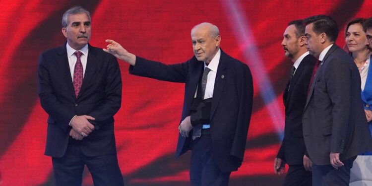 Devlet Bahçeli’nin kolu burkuldu, kurultaya sargılı katıldı