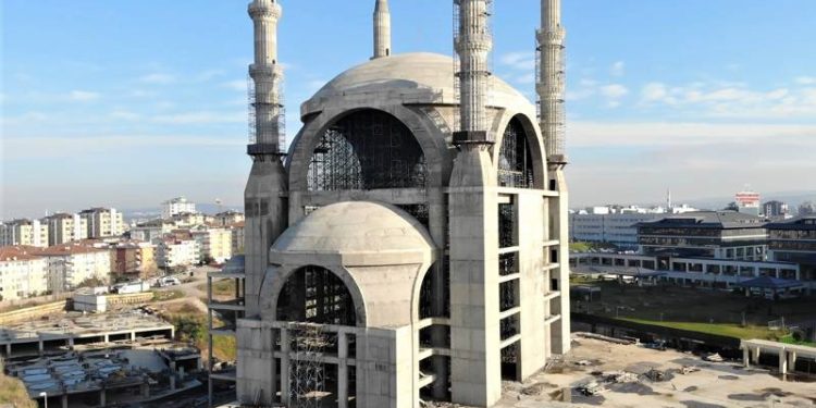 AKP’li belediyenin bitiremediği 20 bin kişilik cami için Emlak Konut GYO devreye girdi
